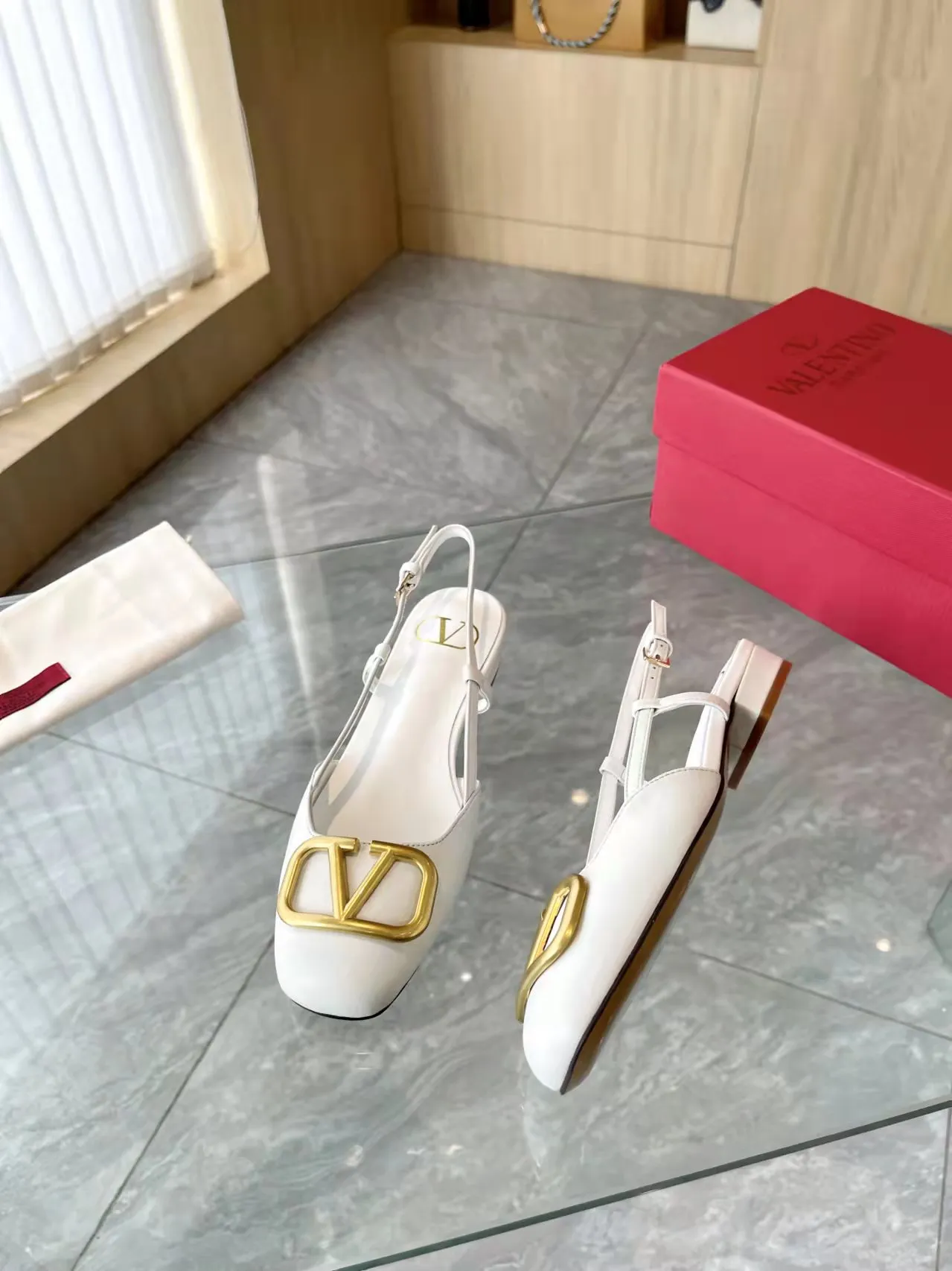 👟👟Ex-factory price 400👟👟 Genuine leather sole +40 Top version 𝑉𝐴𝐿𝐸𝑁𝑇𝐼𝑁𝑂 Valentino new spring and summer women's back hollow new sandals. Unique V-buckle hardware accessories bring out a full sense of luxury. The new season will live up to expectations! Worth buying★Absolutely high-grade❥Original method, Absolutely sensual❥Elegant style, creating a different feeling, simple and elegant style!  Code number: 35-41 (34-42 customized, non-returnable) Fabric: Imported sheepskin Inner foot pads: Inner sheepskin Heel height: 2 cm Leather outsole Rubber outsole